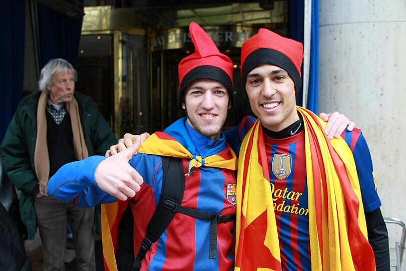 Hier kommt der FC Barcelona in München am Bayerischen Hof an. Die Bilder
