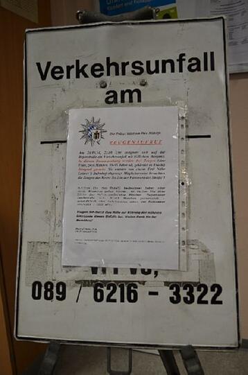 Zeugenaufruf direkt am Unfallort mit speziellen Tafeln: Die Polizei startet einen Feldversuch.