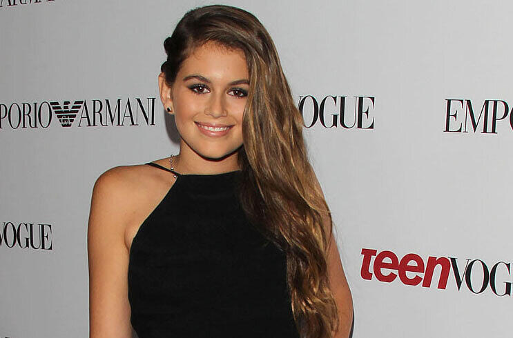 Noch zupft Mama Cindy Crawford ihrer Tochter Kaia Gerber die Augenbrauen.