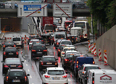 Fahrzeuge stehen in München (Bayern) im Stau auf dem Mittleren Ring. (Archivbild)