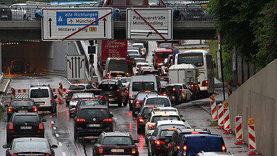 Fahrzeuge stehen in München (Bayern) im Stau auf dem Mittleren Ring. (Archivbild) Fahrzeuge stehen in München (Bayern) im Stau auf dem Mittleren Ring. (Archivbild)