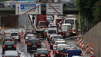 Fahrzeuge stehen in München (Bayern) im Stau auf dem Mittleren Ring. (Archivbild)