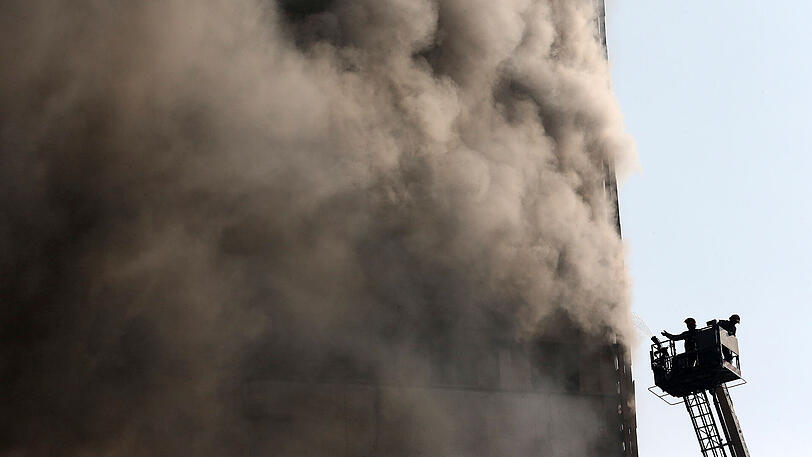 Erst brannte es im Hochhaus, kurze Zeit später stürzte das Gebäude mit 17 Stockwerken ein. Die Bilder.