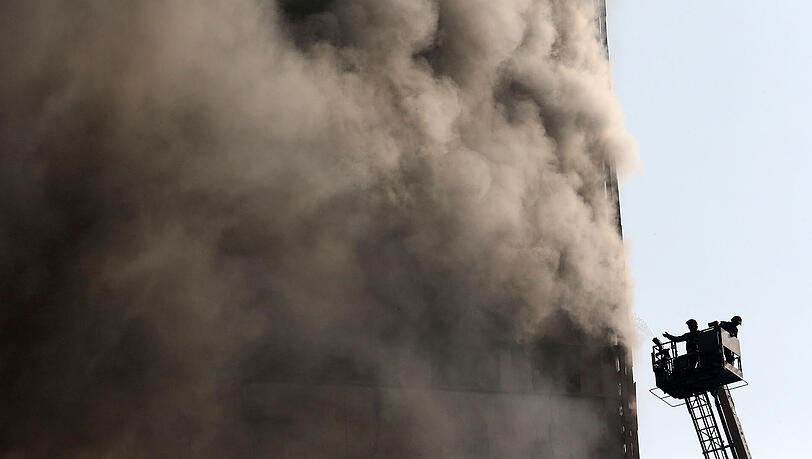 Erst brannte es im Hochhaus, kurze Zeit später stürzte das Gebäude mit 17 Stockwerken ein. Die Bilder. Erst brannte es im Hochhaus, kurze Zeit später stürzte das Gebäude mit 17 Stockwerken ein. Die Bilder.