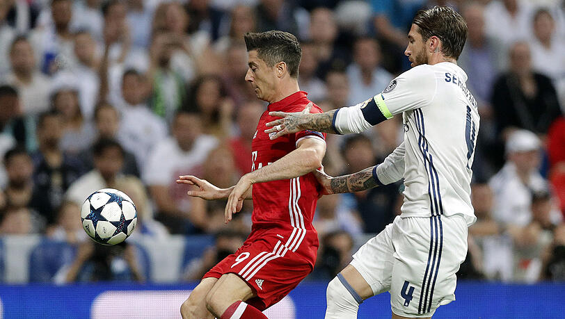 Bayern-Star Robert Lewandowski (links) im Duell mit Sergio Ramos von Real Madrid. Bayern-Star Robert Lewandowski (links) im Duell mit Sergio Ramos von Real Madrid.