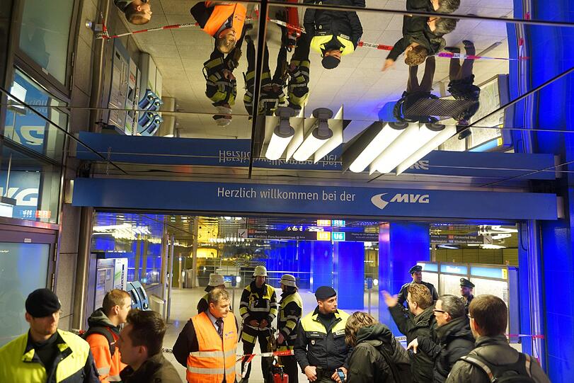 Bilder vom Polizei- und Feuerwehreinsatz an der Münchner Freiheit...
