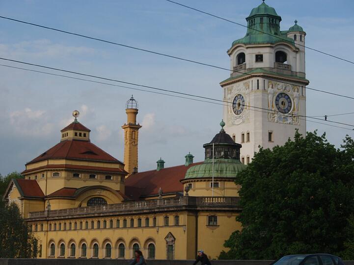 Das Müllersche Volksbad liegt auf einer Kiesinsel zwischen Auer Mühlbach und Isar.