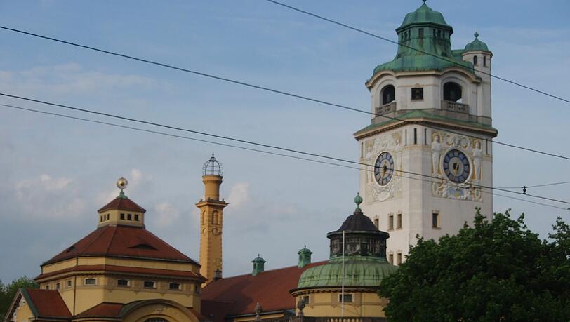 Das Müllersche Volksbad liegt auf einer Kiesinsel zwischen Auer Mühlbach und Isar. Das Müllersche Volksbad liegt auf einer Kiesinsel zwischen Auer Mühlbach und Isar.