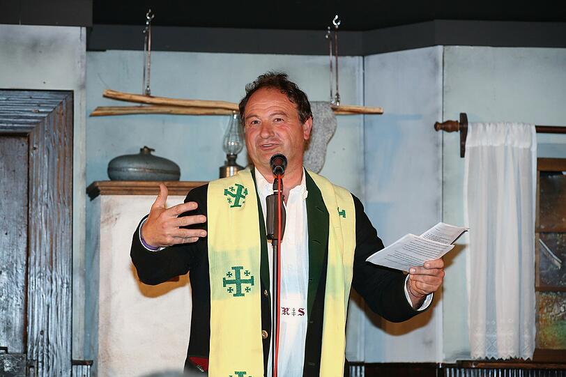 Pfarrer Rainer Maria Schießler kam zum Eröffnungsabend.