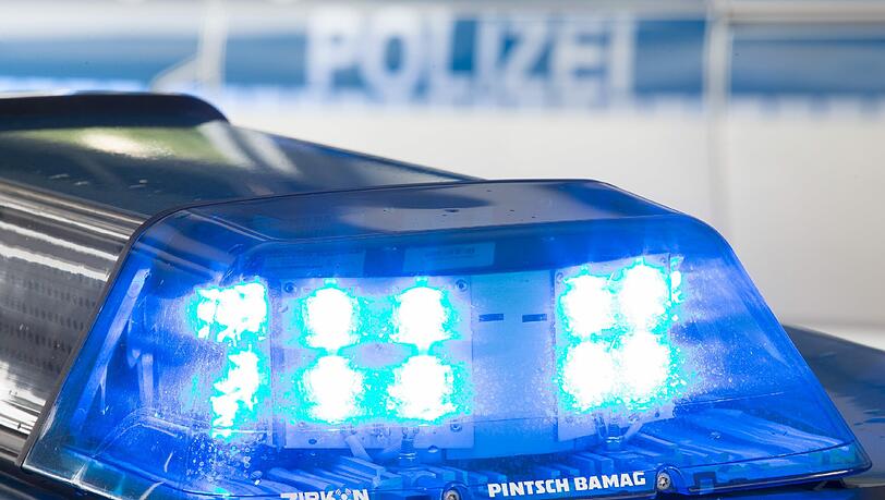 In Neuhausen rammte eine 50-Jährige mit ihrem Pkw einen VW Golf und floh anschließend. Bei ihrer Festnahme wehrte sie sich so heftig, dass sogar das Polizeiauto beschädigt wurde. In Neuhausen rammte eine 50-Jährige mit ihrem Pkw einen VW Golf und floh anschließend. Bei ihrer Festnahme wehrte sie sich so heftig, dass sogar das Polizeiauto beschädigt wurde.