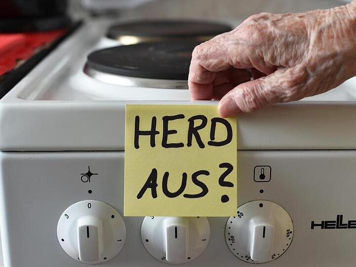 Ein Klebezettel mit dem Schriftzug "Herd aus?" klebt an einem Herd neben den Drehknöpfen. Foto: Jens Kalaene/Archiv