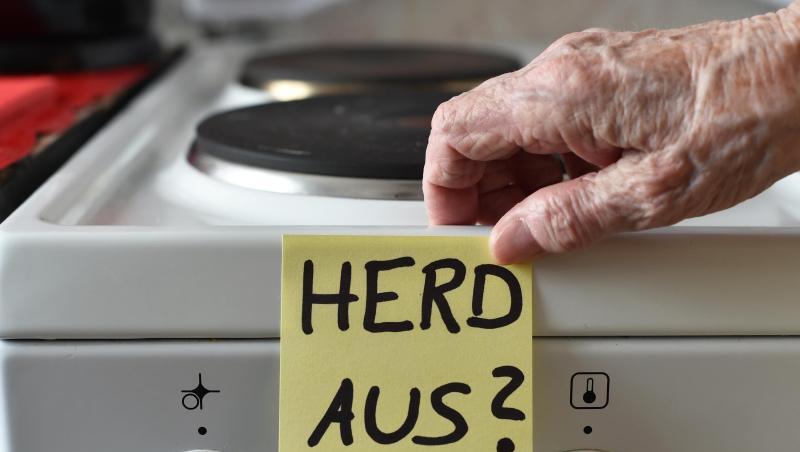 Ein Klebezettel mit dem Schriftzug "Herd aus?" klebt an einem Herd neben den Drehknöpfen. Foto: Jens Kalaene/Archiv Ein Klebezettel mit dem Schriftzug "Herd aus?" klebt an einem Herd neben den Drehknöpfen. Foto: Jens Kalaene/Archiv