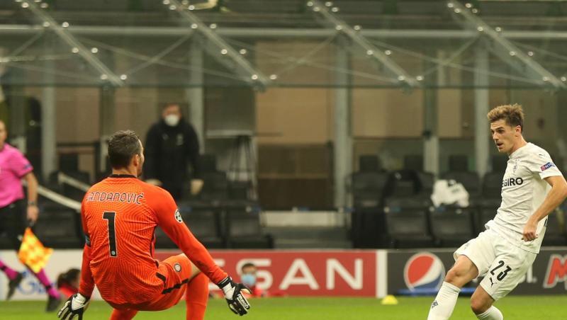 Mönchengladbachs Jonas Hofmann (r) tunnelt Inters Torwart Handanovic und erzielt das 2:1. Borussia Mönchengladbach trifft im nächsten Gruppenspiel auf Real Madrid.