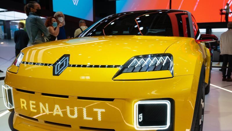 Ein Renault 5 steht während der Internationalen Automobil-Ausstellung an einem Messestand.