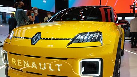 Ein Renault 5 steht während der Internationalen Automobil-Ausstellung an einem Messestand.