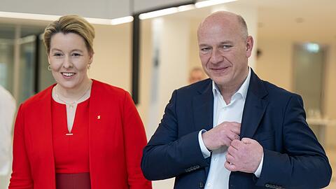 Franziska Giffey und Kai Wegner nach der Vorstellung des ausgehandelten Koalitionsvertrags.