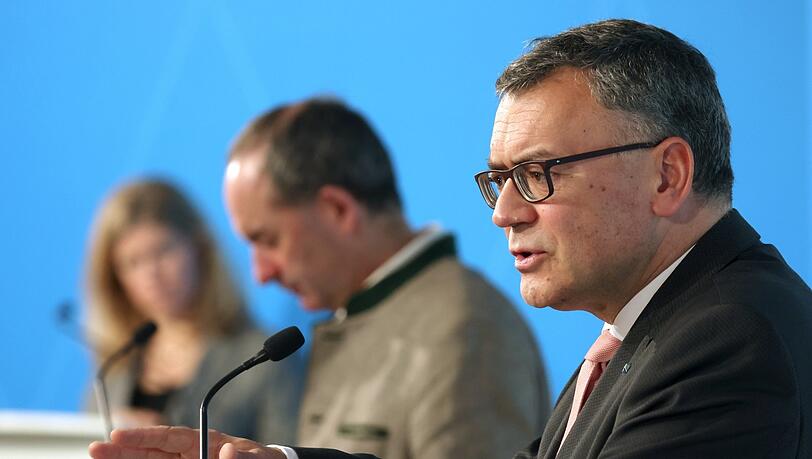 Staatskanzleiminister Florian Herrmann (r.) berichtet aus dem Kabinett.