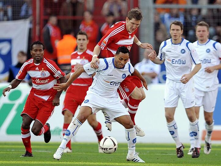Antonio da Silva (unten) im Zweikampf mit Bastian Schweinsteiger (oben).