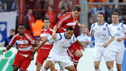 Antonio da Silva (unten) im Zweikampf mit Bastian Schweinsteiger (oben).