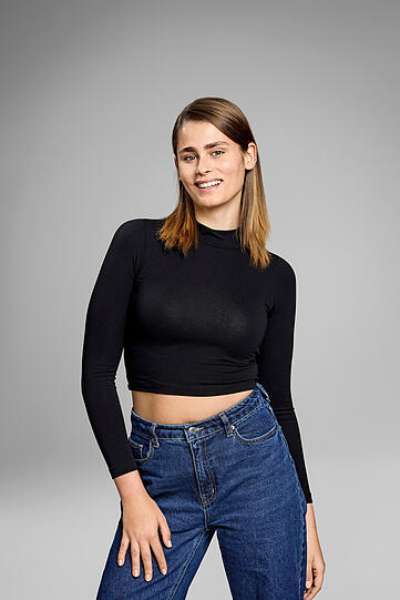 Transgender-Model Nuri hängt an ihren langen Haaren: Das ist ihre Frisur vor dem Umstyling.