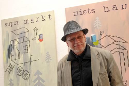 Der Bauwagen als &bdquo;super markt&ldquo;, das Dixi-Klo als &bdquo;miets haus&ldquo;: Wolf Sakowski baut sich eine Welt, wie sie ihm kaum gefällt.