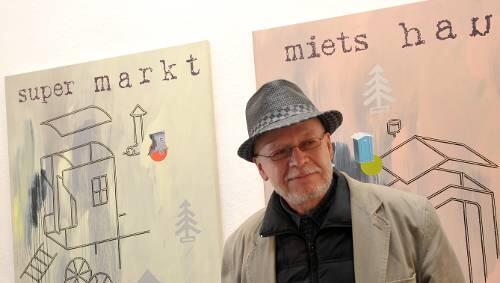 Der Bauwagen als „super markt“, das Dixi-Klo als „miets haus“: Wolf Sakowski baut sich eine Welt, wie sie ihm kaum gefällt. Der Bauwagen als „super markt“, das Dixi-Klo als „miets haus“: Wolf Sakowski baut sich eine Welt, wie sie ihm kaum gefällt.