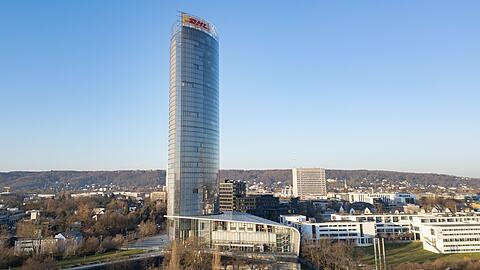 Am Rande von Bonn ragt ein riesiger Glaspalast gen Himmel: der Post-Tower, Konzernzentrale des Logistikers Deutsche Post/DHL. (Archivbild)