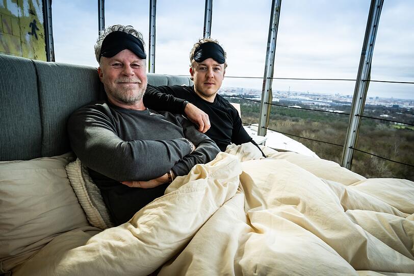 Jenke (links) und sein Sohn Jánik von Wilmsdorff sind beide schlechte Schläfer. Für "JENKE. Experiment. Schlaflos - Wie uns schlechter Schlaf krank macht" probierte das Duo alles aus, was "der Markt" hergibt. Jenke (links) und sein Sohn Jánik von Wilmsdorff sind beide schlechte Schläfer. Für "JENKE. Experiment. Schlaflos - Wie uns schlechter Schlaf krank macht" probierte das Duo alles aus, was "der Markt" hergibt.