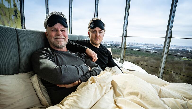 Jenke (links) und sein Sohn J&aacute;nik von Wilmsdorff sind beide schlechte Schl&auml;fer. F&uuml;r "JENKE. Experiment. Schlaflos - Wie uns schlechter Schlaf krank macht" probierte das Duo alles aus, was "der Markt" hergibt.