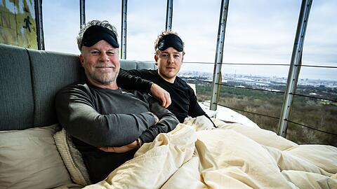 Jenke (links) und sein Sohn J&aacute;nik von Wilmsdorff sind beide schlechte Schl&auml;fer. F&uuml;r "JENKE. Experiment. Schlaflos - Wie uns schlechter Schlaf krank macht" probierte das Duo alles aus, was "der Markt" hergibt.