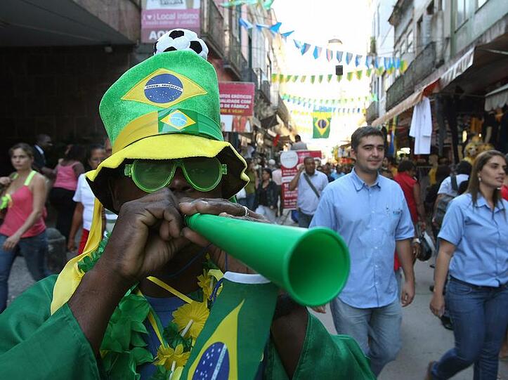 Ein brasilianischer Fußball-Fan mit einer Tröte in Rio de Janeiro.