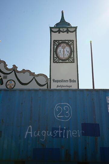 A propos Bier: Auch die Turmspitze vom Augustinerzelt ragt schon in den sommerlichen Wiesn-Himmel.