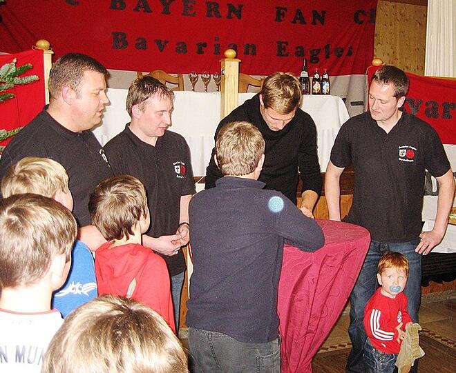 Weihnachtsüberraschung: Die Bayern-Stars Rafinha, Badstuber, Kroos, Boateng & Co. waren am Wochenende bei zahlreichen Fanklubs zu Besuch - und als Präsent hatten sie nach dem 4:1-Sieg gegen Werder Bremen sogar die Tabellenführung im Gepäck: Die Bilder.