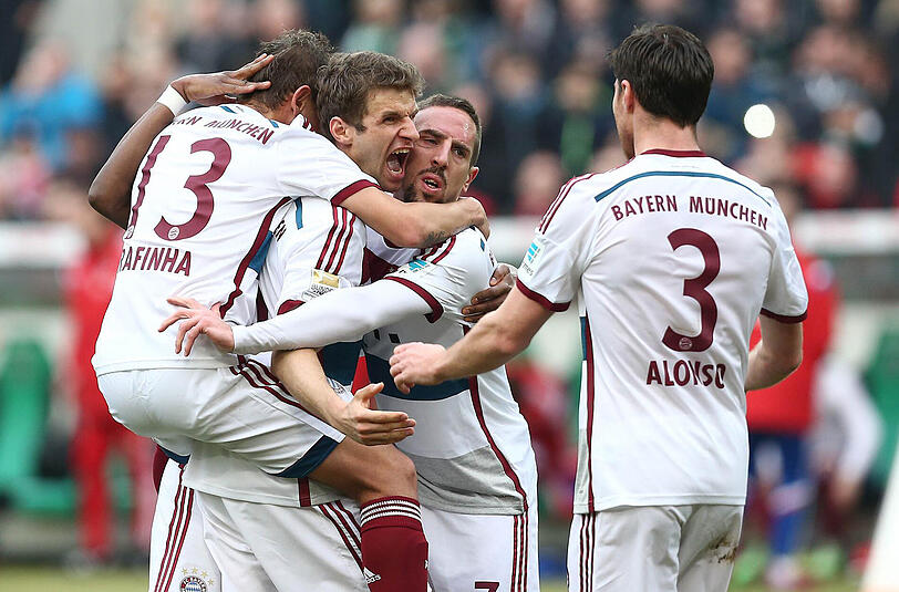 Mit elf Punkten vor dem VfL Wolfsburg an der Tabellenspitze: Die Bayern, hier beim Torjubel gegen Hannover 96.