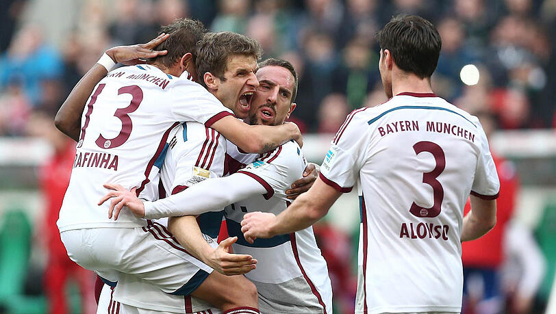 Mit elf Punkten vor dem VfL Wolfsburg an der Tabellenspitze: Die Bayern, hier beim Torjubel gegen Hannover 96. Mit elf Punkten vor dem VfL Wolfsburg an der Tabellenspitze: Die Bayern, hier beim Torjubel gegen Hannover 96.