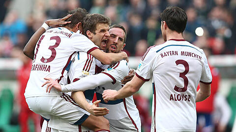 Mit elf Punkten vor dem VfL Wolfsburg an der Tabellenspitze: Die Bayern, hier beim Torjubel gegen Hannover 96.