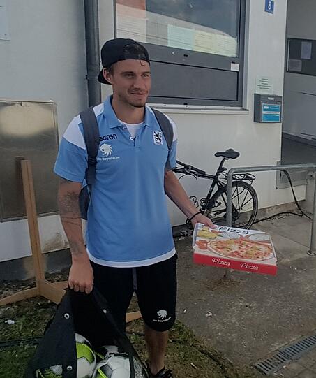 Mit Pizza aus der Kabine: Löwe Nico Karger.