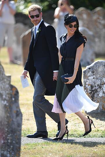 Prinz Harry und Herzogin Meghan nach der Hochzeit von Prinz Harrys Freund Charlie van Straubenzee und Daisy Jenks. Die beiden heirateten in der St Mary the Virgin Church in Frensham.