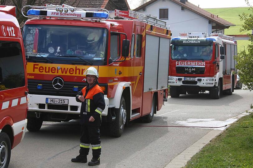 Im Landkreis Mühldorf ist am Dienstagnachmittag ein Traktor völlig ausgebrannt. Passanten konnten das Gefährt noch rechtzeitig aus einer Scheune ziehen und verhinderten so Schlimmeres.