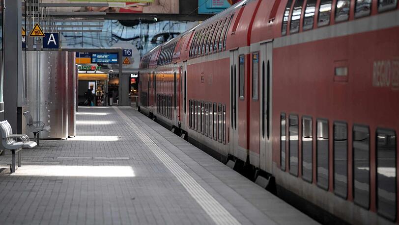 Das Feuer wurde in einem Regionalzug nach Nürnberg gelegt. Das Feuer wurde in einem Regionalzug nach Nürnberg gelegt.