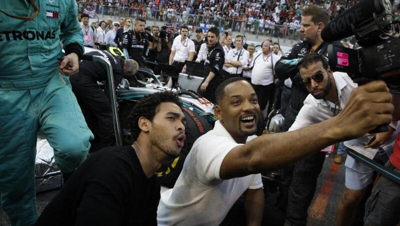 Ein glücklicher Moment: Will Smith und sein Sohn Trey beim Grand Prix von Abu Dhabi. Ein glücklicher Moment: Will Smith und sein Sohn Trey beim Grand Prix von Abu Dhabi.