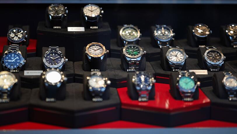 Armbanduhren verschiedener Hersteller sind im Schaufenster eines Juweliers zu sehen.