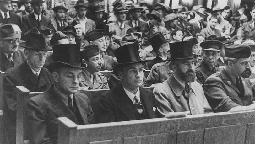 20. Mai 1947: Die Synagoge in der Reichenbachstraße wird neu eingeweiht mit (v. l.) dem damaligen Ministerpräsidenten Hans Ehard, Innenminister Josef Seyfried und Kultusminister Alois Hundhammer. 20. Mai 1947: Die Synagoge in der Reichenbachstraße wird neu eingeweiht mit (v. l.) dem damaligen Ministerpräsidenten Hans Ehard, Innenminister Josef Seyfried und Kultusminister Alois Hundhammer.