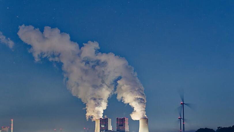 Kondensierter Wasserdampf steigt von den Kühltürmen des Braunkohlekraftwerkes Neurath auf. Das Kraftwerk stößt große Mengen Kohlendioxid aus. (Symbolbild) Kondensierter Wasserdampf steigt von den Kühltürmen des Braunkohlekraftwerkes Neurath auf. Das Kraftwerk stößt große Mengen Kohlendioxid aus. (Symbolbild)