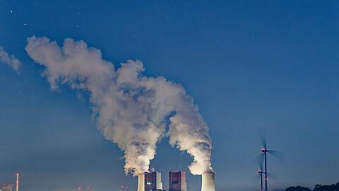 Kondensierter Wasserdampf steigt von den K&uuml;hlt&uuml;rmen des Braunkohlekraftwerkes Neurath auf. Das Kraftwerk st&ouml;&szlig;t gro&szlig;e Mengen Kohlendioxid aus. (Symbolbild)