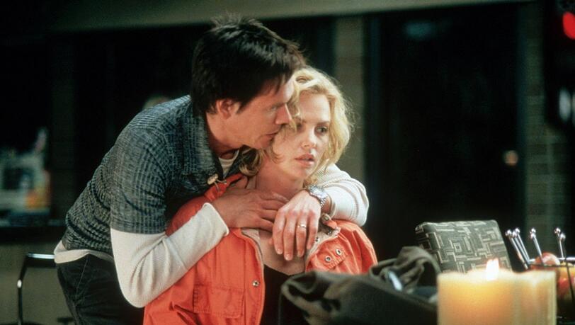 Machtspiele: Kidnapper Joe Hickey (Kevin Bacon) hat an der Arztgattin Karen (Charlize Theron) Gefallen gefunden.