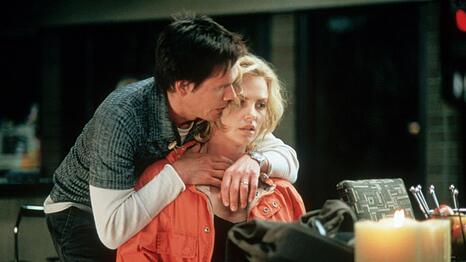 Machtspiele: Kidnapper Joe Hickey (Kevin Bacon) hat an der Arztgattin Karen (Charlize Theron) Gefallen gefunden.