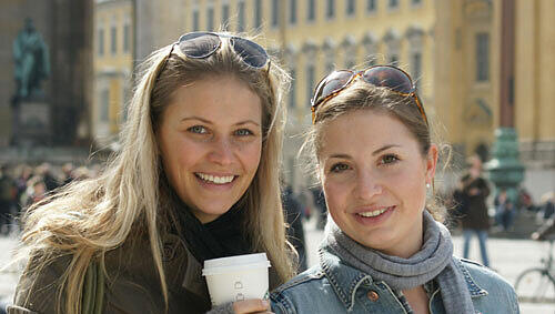 Kristina (22) und Alisa (22) sonnen sich im Hofgarten Kristina (22) und Alisa (22) sonnen sich im Hofgarten