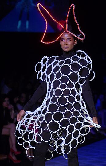 Fashion Week in der indischen Hafenmetropole Mumbai: Manche Kreationen sehen aus, als kämen sie von einem anderen Planeten. Der Stil bewegt sich in gewagter Weise zwischen Lady Gaga, Star Wars und Minnie Maus.