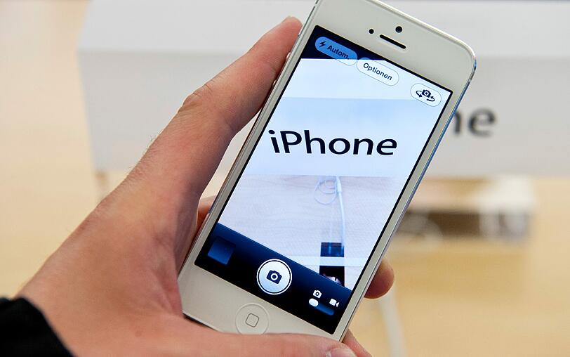 Und da ist es: Etwas gestreckter als das 4S mit einer zusätzlichen Reihe Apps.